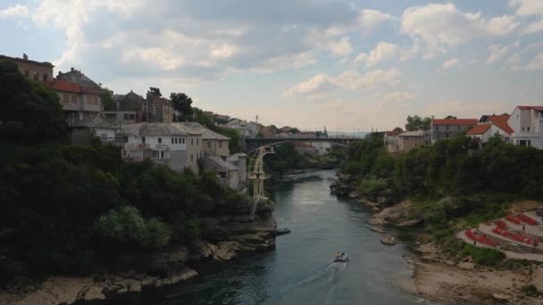 Tourist Boat Tour Neretva River Mostar Bosnia Herzegovina Wide Shot — Vídeo de stock