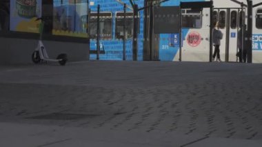 Göteborg, İsveç- 01 Eylül 2022: KD Hıristiyan demokratlarla dolu tramvay. Yüksek kalite 4k görüntü
