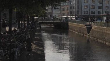 Drottningtorget, Göteborg, İsveç 'teki Tram Train Along Inner Hendeği. Yüksek kalite 4k görüntü