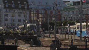 Drottningtorget Meydanı, Göteborg, İsveç 'te Tramvay Yolu' ndan İnsanlar Geçiyor. Yüksek kalite 4k görüntü