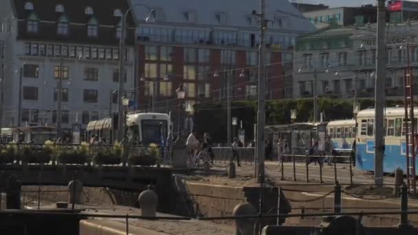 People Crossing Tramway Drottningtorget Square Gothenburg Sweden High Quality Footage — Vídeos de Stock