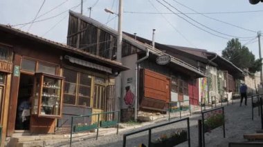Saraybosna, Bosna - 18 Haziran 2022: Bascarsija Market 'teki Kovaci Caddesi' nde bakır fabrikası atölyeleri. Yüksek kalite 4k görüntü
