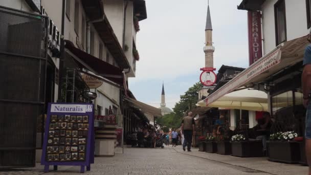 Sarajewo Bośnia Czerwiec 2022 Ludzie Spacerujący Ulicy Bascarsija Cafe Slowmo — Wideo stockowe