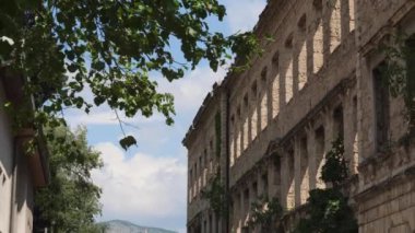 Mostar, Bosna 'daki savaştan sonra aşırı gelişmiş bir harabe. Yüksek kalite 4k görüntü