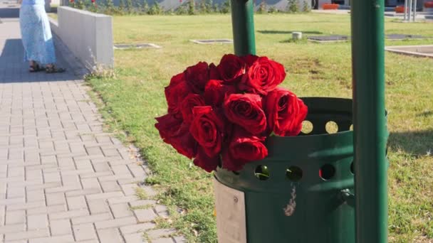 Discarded Roses Trash Bin Breakup Failed Date Unrequited Love Scene — Vídeos de Stock