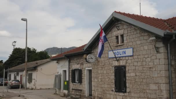2022年6月5日 クロアチアのソリン駅 クロアチア国旗掲揚 高品質4K映像 — ストック動画
