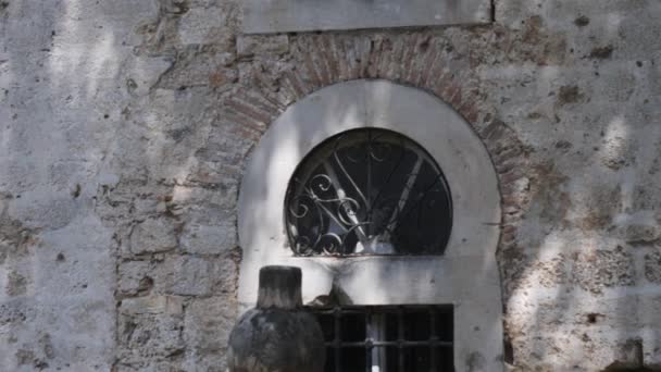 Close Mosque Window Turban Shaped Grave High Quality Footage — 图库视频影像