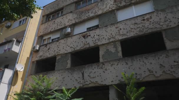 古いアパートMostar ボスニア ヘルツェゴビナの箇条書きの穴のある建物 傾きアップ 高品質4K映像 — ストック動画