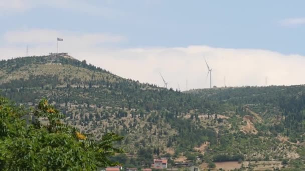 Bosnische Flagge Auf Hügel Und Windräder Zukunft Bosniens Hochwertiges Filmmaterial — Stockvideo