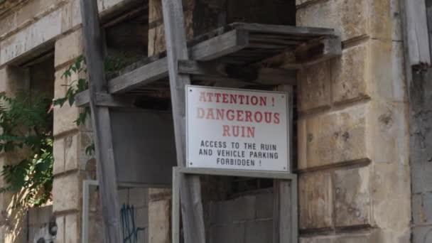 Señal Advertencia Peligroso Edificio Ruinas Mostar Bosnia Primer Plano Imágenes — Vídeo de stock