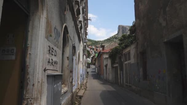 Пустая Узкая Улица Красной Армией Написанной Стене Мостаре Босния Высококачественные — стоковое видео