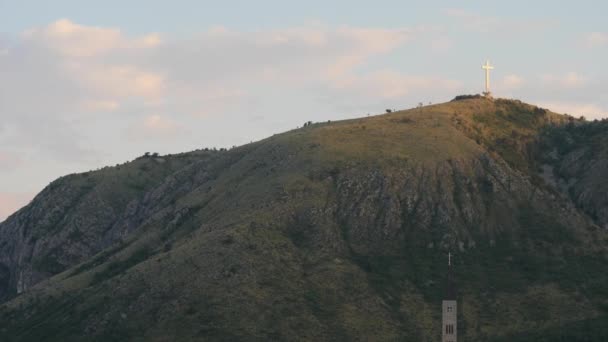 Millenniumi Kereszt Egy Domb Tetején Mostarban Naplementekor Lövést Készítünk Kiváló — Stock videók