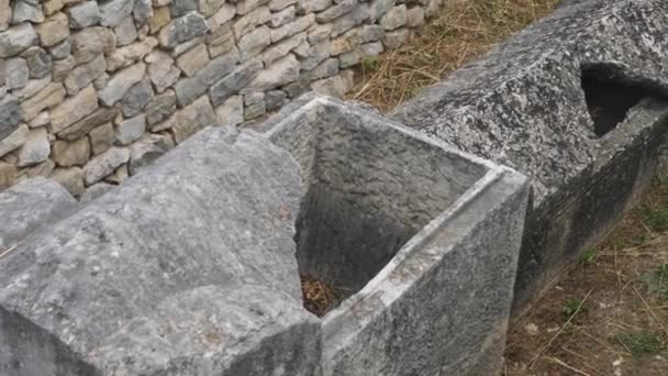 Broken Stone Tomb Coffins Roman City Ruin Close High Quality — Vídeo de stock