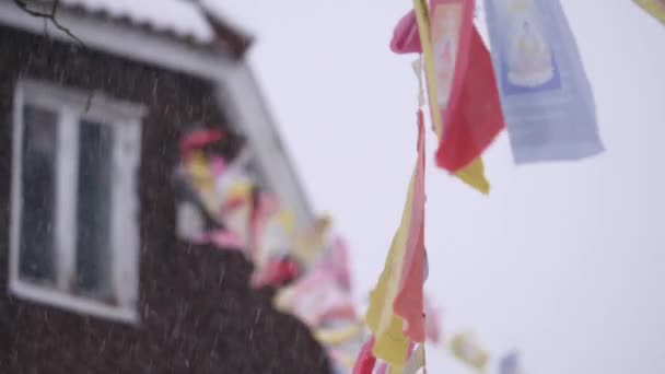Banderas Budistas Banderas Oración Ondeando Tormenta Nieve Budismo Escena Invernal — Vídeos de Stock