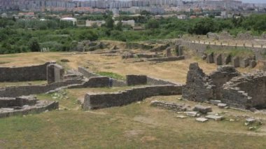 Solin 'deki Roma Şehir Harabeleri ve Arka plan, Hırvatistan' daki Split Cityscape, Pan çekimi. Yüksek kalite 4k görüntü