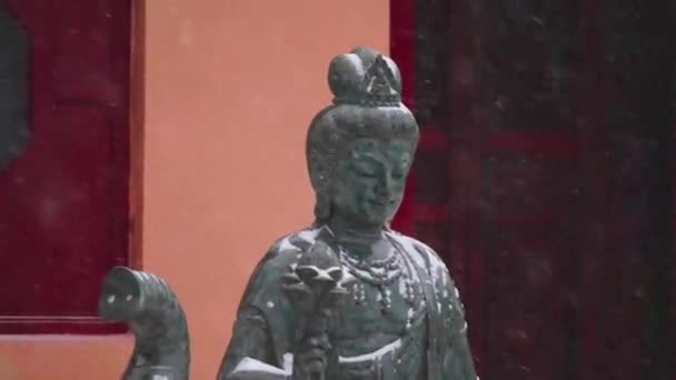 Буддийская Статуя Снегопаде Храм Зимой Средний Выстрел Высококачественные Кадры — стоковое видео