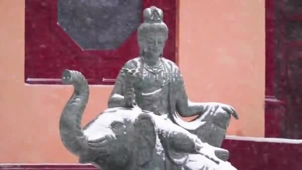 Будда Сидит Статуе Слона Снегопаде Высококачественные Кадры — стоковое видео