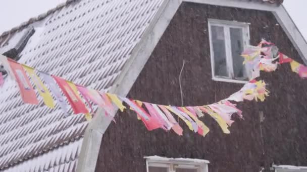 Κυματιστές Σημαίες Προσευχής Χιονισμένες Καιρικές Συνθήκες Που Συνδέονται Villa Αργή — Αρχείο Βίντεο