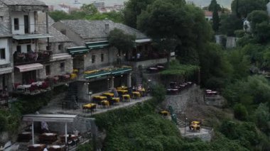 Mostar, Bosna 'daki Restoran Terasları ve Yeşillikler. Yüksek kalite 4k görüntü