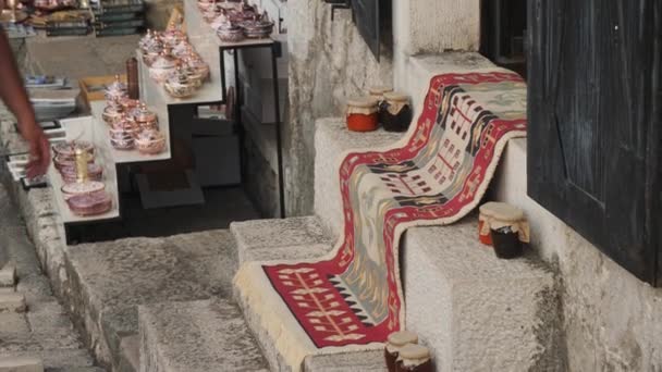 Mostar Bosnia Червня 2022 Person Walking Door Step Oriental Gift — стокове відео
