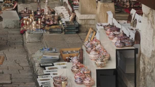 Handgefertigte Bosnische Kupfertöpfe Zum Verkauf Einem Souvenirladen Hochwertiges Filmmaterial — Stockvideo