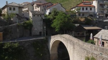 Mostar, Bosna 'daki Kriva Cuprija Taş Kemer Köprüsü. Yüksek kalite 4k görüntü