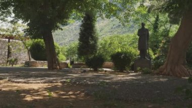 Aleksa Santic Anıtı, Mostar, Bosna 'daki Ağaçların Altındaki Gölgeler, çekim başlıyor. Yüksek kalite 4k görüntü