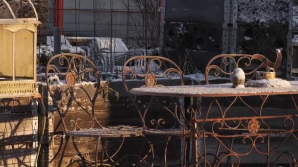 Стулья Стол Открытый Стол Снегом Солнечный Зимний День Высококачественные Кадры — стоковое видео