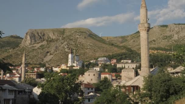 Multiculturele Mostar Cityscape Met Kerktoren Moskee Minaretten Bosnië Hoge Kwaliteit — Stockvideo