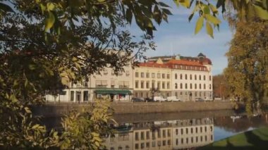 Göteborg, İsveç 'in merkezindeki Eski Binalar ve Nehir Yansıması. Yüksek kalite 4k görüntü
