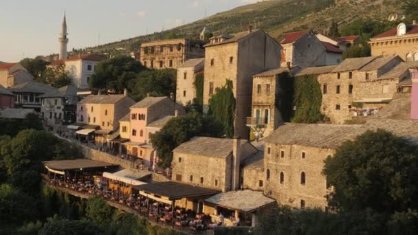 Historische Gebäude Und Restaurant Der Altstadt Von Mostar Bosnien Und — Stockvideo