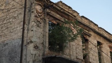Çürüyen Apartman Binası, Bosna Savaşı 'ndan sonra terk edilmiş. Yüksek kalite 4k görüntü