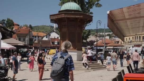 Sarajevo Bosnia Junio 2022 Turistas Viajeros Plaza Bascarsija Imágenes Alta — Vídeos de Stock