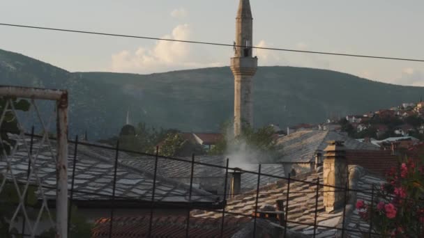 Rök Från Old House Countryside Bosnien Scenen Högkvalitativ Film — Stockvideo