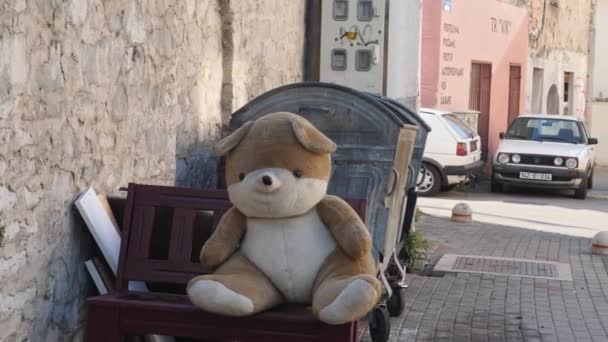 Porzucony Big Teddy Bear Wrzucony Śmieciowego Symbolu Dzieciństwa Wysokiej Jakości — Wideo stockowe