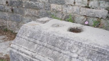 Roma harabelerinde antik taş tabut ya da lahit, yakın çekim. Yüksek kalite 4k görüntü