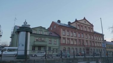 Uppsala, İsveç 'te eski ve renkli binalar ve trafik. Yüksek kalite 4k görüntü