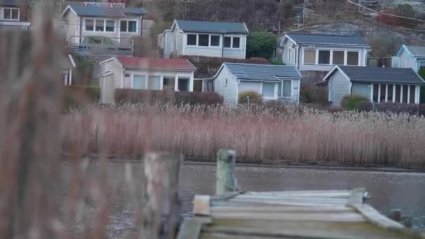 Pobřežní Nordic Holiday House Reedem Jetty Pan Shot Vysoce Kvalitní — Stock video