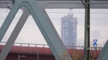 Karlatornet Önplan, Göteborg 'daki Far and Bridge' den görüntülendi. Yüksek kalite 4k görüntü