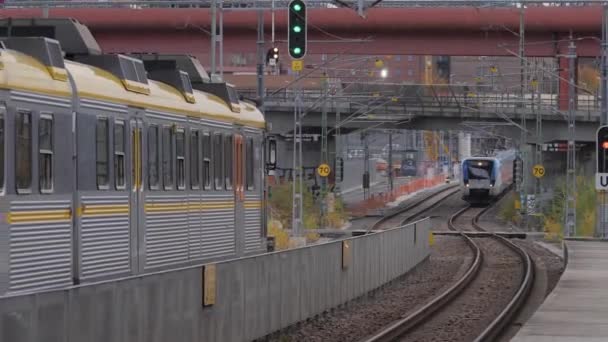 Τρένο Αναχωρεί Και Φτάνει Στο Σιδηροδρομικό Σταθμό Gamlestaden Στο Γκέτεμποργκ — Αρχείο Βίντεο