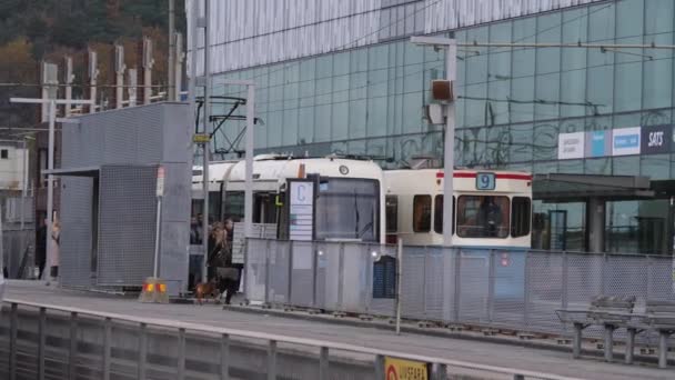 哥德堡 2022年12月14日 通勤者冲向加姆莱施塔恩的电车 高质量的4K镜头 — 图库视频影像