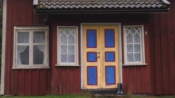 Färgglad Dörr Traditionellt Rött Svenskt Hus Närbild Högkvalitativ Film — Stockvideo