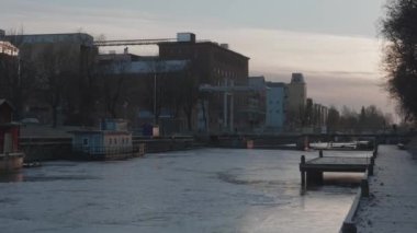 Kış, Uppsala, İsveç 'te Donmuş Fyris Nehri ve Hamnspangen Köprüsü. Yüksek kalite 4k görüntü