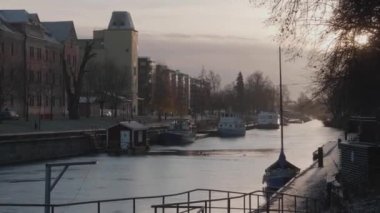 İsveç 'in Uppsala kentindeki Fyris Nehri' nde demirli tekneler. Yüksek kalite 4k görüntü