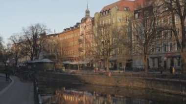 Uppsala, İsveç 'teki Fyris Nehri ve Renkli Binalar. Yüksek kalite 4k görüntü