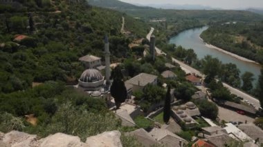 Bosna 'daki Köy ve Neretva Nehri' ndeki Pocitelj Kalesi 'nden aşağı bakıyor. Yüksek kalite 4k görüntü