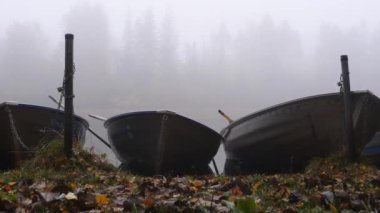 Nordic Gölü 'ne park edilmiş üç kayık, Misty Morning sahnesi. Yüksek kalite 4k görüntü