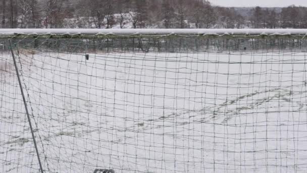 Снігові Сліди Футбольному Полі Побачене Через Футбольну Мережу Постріл Пан — стокове відео