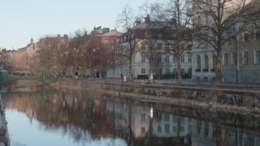 Old Buildings ve Fyris River, Uppsala, İsveç, Kuruluş Vuruşu. Yüksek kalite 4k görüntü