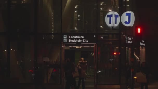 Estocolmo Suecia Diciembre 2022 Entrada Metro Exterior Por Noche Imágenes — Vídeo de stock